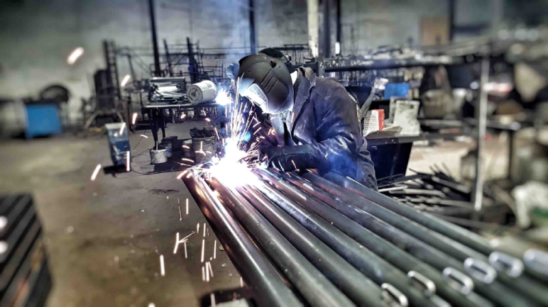 Какие материалы используют при изготовлении уличного спортивного оборудования в Рязани?